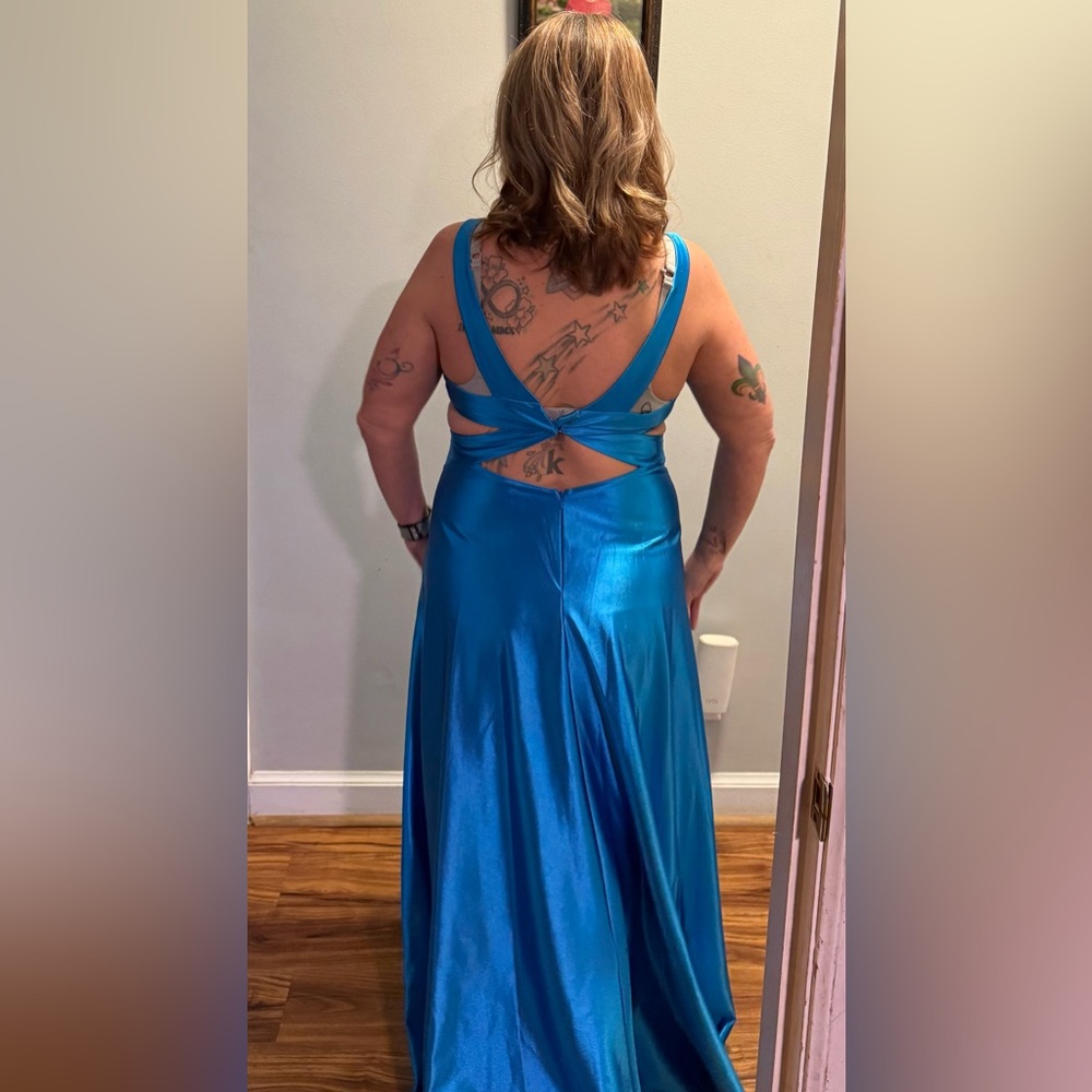 Elegant Blue Satin Evening Gown - Picture 11 of 14